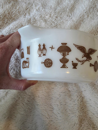 Vintage Pyrex Early Americana 1.5 Pt Cinderella Dish