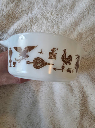 Vintage Pyrex Early Americana 1.5 Pt Cinderella Dish