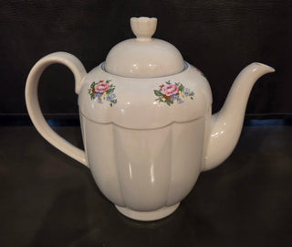 Lg White teapot Roses