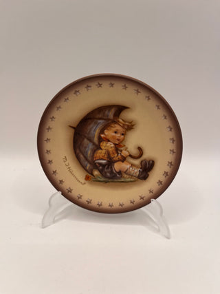 #3397 Hummel - 11th Annual Collector Plate with stnad
