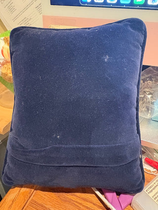 Needlepoint Decor. pillow "Queens don't make deals." 8.5"x7" RCD|105210