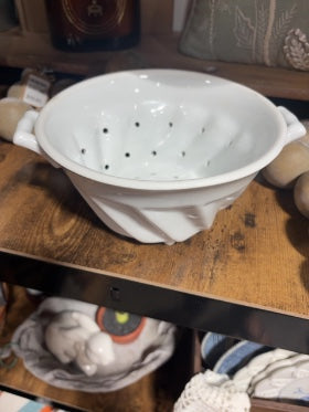 White  Ceramic colander/berry bowl - white, 4x8 inches