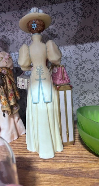 AVON 2002 MRS. ALBEE PORCELAIN PRESIDENT'S CLUB AWARD