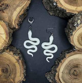 Snake simple speckled white earrings|42135