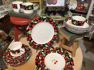 MARY ENGELBREIT "CHERRIES" SAKURA STONEWARE 1994 4 EA DINNER PLATES/SALAD PLATES, SMALL MUGS, DESERT PLATES & BOWLS NO CHIPS OR CRACKS (KJS) RCD|76257