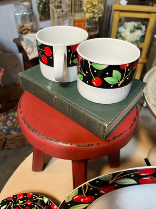 MARY ENGELBREIT "CHERRIES" SAKURA STONEWARE 1994 4 EA DINNER PLATES/SALAD PLATES, SMALL MUGS, DESERT PLATES & BOWLS NO CHIPS OR CRACKS (KJS) RCD|76255