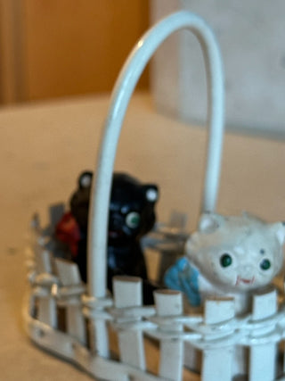 Vtg. Hubley Cast Iron Cat Salt & Pepper shakers in basket, circa 1940 (3 pieces) RCD|67117