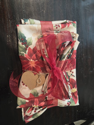 Poinsetta Round 70x70 Table Cloth/4 Napkins RCD
