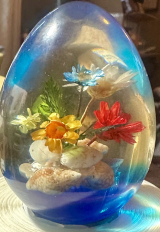 Vintage Lucite Straw Flower & Seashell Egg|52923