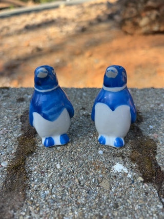 KW pair of vintage ceramic penguin salt and pepper shakers