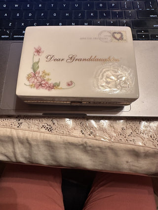 Ardleigh Elliott "Dear Grandaughter" Porcelain Music / Trinket Box 2005 #62 VV MTS