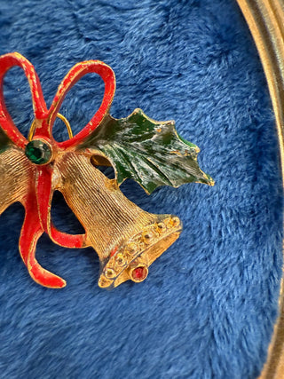 VTG CHRISTMAS BELLS W/GREEN & RED ENAMEL & RHINESTONES BROOCH PIN|140232