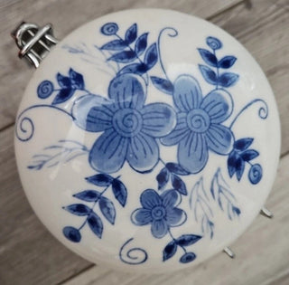 Canister w/clamp lid ceramic versatile white with Blue Floral Design Storage #62 VV MTS