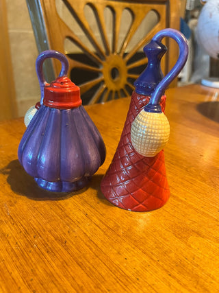 Red Hat Society S & P Shakers (set of 2) (AS IS, red one is chipped on the bottom. not noticeable when upright) RSV|101684
