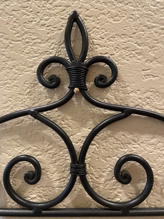 Vtg black wrought iron scrolled plate holder w/hooks RCD