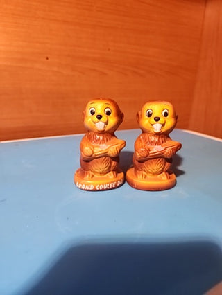 1940 grand coulee dam beaver salt and pepper shakers