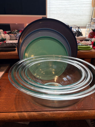 Pyrex 3-piece Glass Mixing Bowls w/lids 4 qt., 2.5 qt., 1.5 qt. -