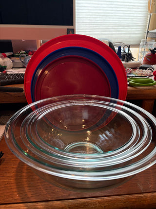 Pyrex 3-piece Glass Mixing Bowls w/lids 4 qt., 2.5 qt., 1.5 qt. -