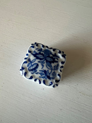 Blue and white porcelain pill box RSV|113564