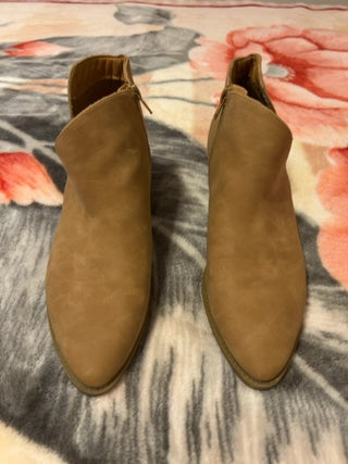 Cynthia Rowley TJX Camel Bootie Size 9