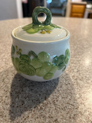 VTG sugar bowl w/ lid. (Grapes pattern)