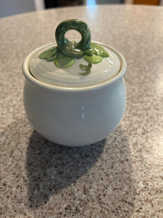 VTG sugar bowl w/ lid. (Grapes pattern)