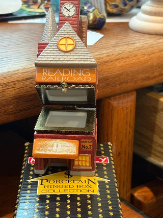 Vtg. Monopoly 'Reading Railroad.', hinged trinket box 3.25"