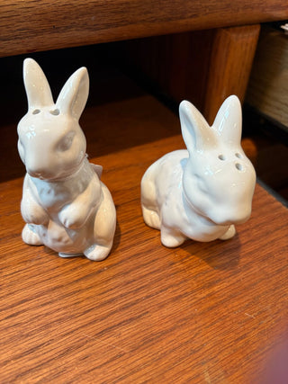 Vtg. White Bunny Salt & Pepper shakers (2) 3.5" tall