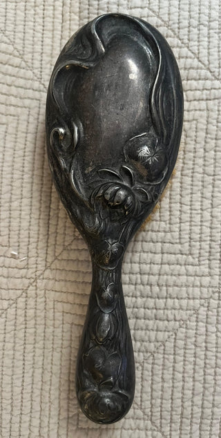 VINTAGE PATINAED ART NOUVEAU SILVERPLATE HAIRBRUSH WITH LOVELY FLORAL PATTERN AND NATURAL BRISTLES SOME WEAR ON HANDLE (KJS) RCD|111428