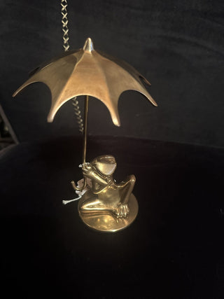 Brass Frog holding an umbrella #47 VV MTS