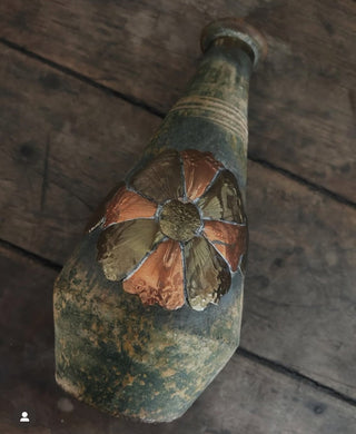 10H Vase with brass flower detail mt