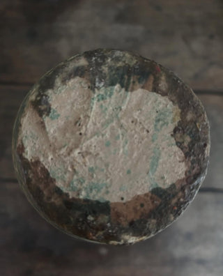 10H Vase with brass flower detail mt