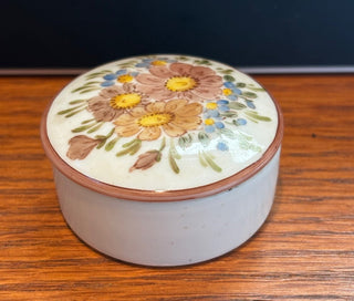 Vtg. Porcelain Round trinket Box w/floral decor on top 2"