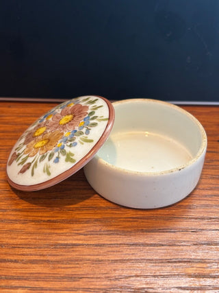 Vtg. Porcelain Round trinket Box w/floral decor on top 2"