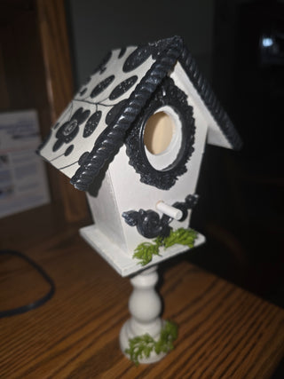 Decopauged birdhouse on stand