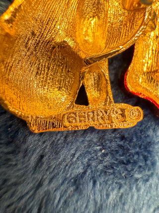 Gerry's Christmas Puppy Dog w Stocking + Holly Enamel PIN BROOCH Gold tone New|139024