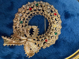 AVANTE Rhinestone Gold Tone Christmas Wreath Bow Holiday Brooch Pin Vtg Signed|140266