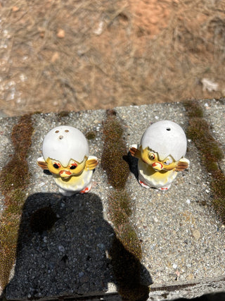12F Vintage Little Chicks Hatching from Eggs Salt & Pepper Shakers RSV|78971