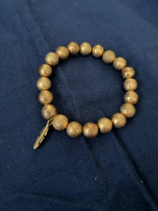 Bracelet with gold colored beads