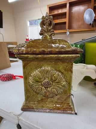Green distressed Creamic container with lid
