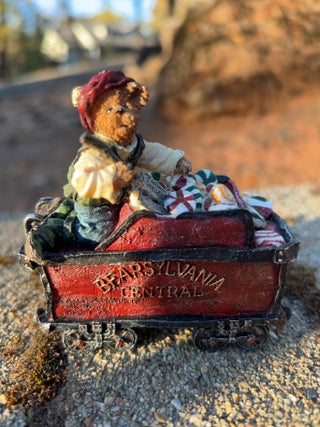 Elbert Shovelmint "Sugar Power" figurine (Item #2488) from the Boyds Bears & Friends Bearstone Collection