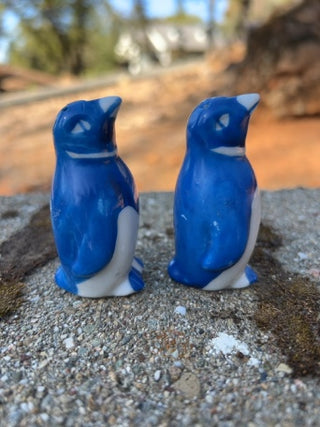 KW pair of vintage ceramic penguin salt and pepper shakers
