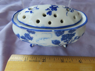 Small blue & white trinket dish w/lid MTS|104526