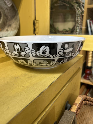 12F Disney Mickey Mouse and Goofy Grid 9.5” Ceramic Serving Bowl NWT Salad - Pasta MTS|70847