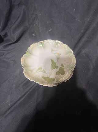small saucer, scallop edges lilies rsv