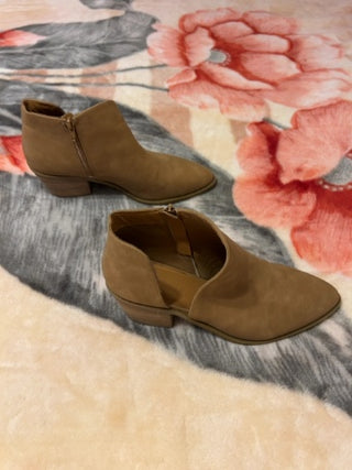 Cynthia Rowley TJX Camel Bootie Size 9