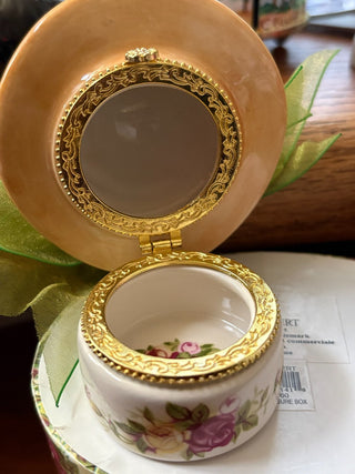 Royal Albert Old Country Country Roses hat shaped hinged trinket box