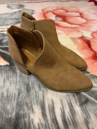 Cynthia Rowley TJX Camel Bootie Size 9