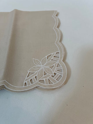 2 linen scalloped napkins|58685