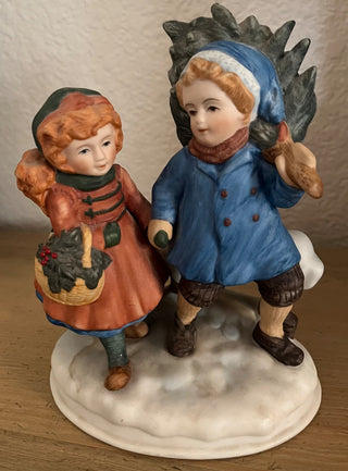 SWEET VINTAGE "SHARING THE CHRISTMAS SPIRIT" BOY & GIRL & CHRISTMAS TREE FIGURINE AVON 1981 LIKE NEW CONDITION NO CHIPS OR DAMAGE 3.5 X 5 X 7 (KJS) RCD|129581